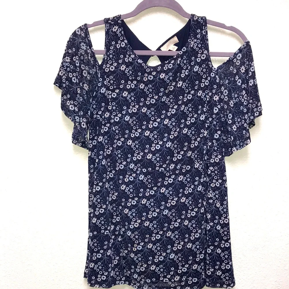 Cupio Cold Shoulder Women’s Medium Navy Floral Top Short Bell Sleeves - Picture 1 of 6